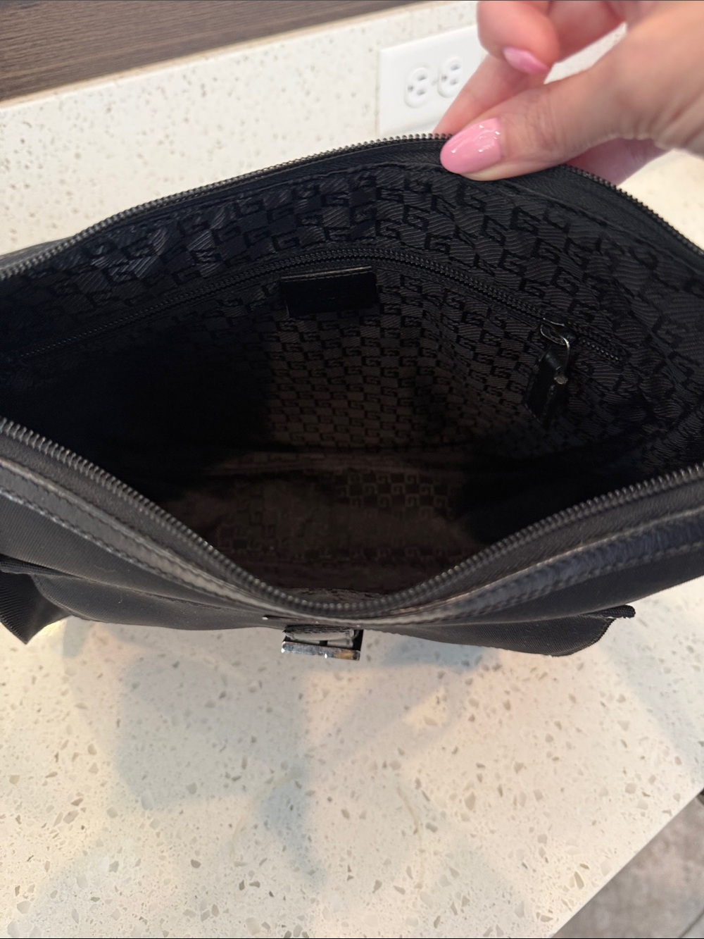 Gucci Black Crossbody Bag with Front Buckle Pocket - Picture 5 of 9